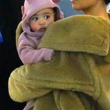 Matchy: Zum edlen Oversized-Teddymantel von Kim Kardashian trägt Baby North West einen weichen Plüschanzug in Altrosa, der wiederum zu Mamas Lippenstift passt.