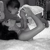 In diesem süßen Strampler mit Schleifchen sieht Baby North West wirklich zum Knuddeln aus. Auch ihre Mama Kim Kardashian ist hingerissen und gratuliert mit diesem Bild auf Instagram allen Müttern in der Welt zum Muttertag.