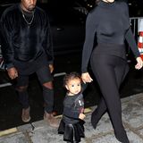 Als North West mit ihren Eltern Kim Kardashian und Kanye West ihre erste Modenschau von Balenciaga in Paris besucht, überzeugen die drei in einem rockigen "Familien-Look". Zu ihren coolen Boots und Leder-Röckchen trägt die Kleine ein modisches Band-Shirt und beschreitet so total stylisch ihre erste Fashionweek.