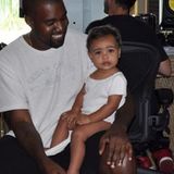 North West hat für ihren Ausflug zu Papa Kanye West ins Tonstudio ein schlichtes weißes Shirt gewählt. Den Musikern gefällt's!