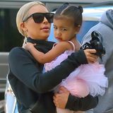 Endlich darf auch North West einmal rosa tragen. Nur bei den süßen Lack-Schühchen hat Mama Kim Kardashian wieder zum alt bewährten Schwarz gegriffen.