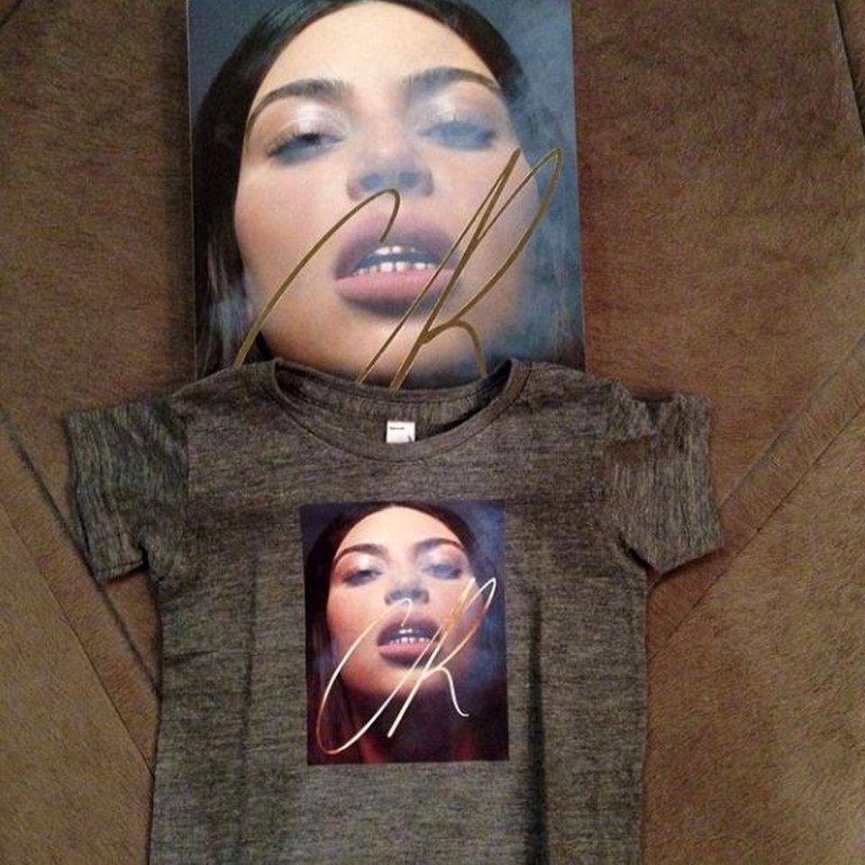 Wie sieht denn Mami auf dem Foto aus? Die Cover-Interpretation von Kim Kardashian durch die französische Stylistin Carine Roitfeld hat diese nun auf das kleine Shirt gedruckt und signiert. Alles Gute für ein stylishes Leben, Baby North.