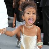 Ist das noch kindgerecht? Für ein Mittagessen mit Mama Kim Kardashian trägt Töchterchen North West ein Samt-Minikleid mit passendem Samt-Collier. Glücklich sieht die Dreijährige nicht aus. Ob es am Blitzlicht der Paparazzi oder dem freizügigen Outfit liegt?
