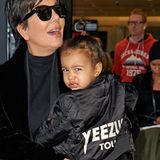 Grrr... North West, auf dem Arm von Oma Kris Jenner, hat für einen richtigen Roadie nicht nur die passende Bomberjacke für die "Yeezus"-Tour von Papa Kanye West, sondern auch den perfekten Gesichtsausdruck.