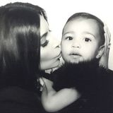 Bereits zu der Geburtstagsparty ihres Cousins, dem fünfjährigen Mason Disick, trug North West eine kuschelige Pelz-Weste. Auch während der Weihnachtsfeier der Kardashians zeigt sich die Tochter von Kim und Kanye West in dem edlen Kuschel-Look.