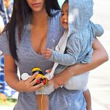 Heute fühlen wir uns meliert! Baby North hat ein graumeliertes Kapuzenjäckchen über das Baumwoll-Outfit geworfen. Wohl kein Zufall, dass Mami Kim heute in Jeansblaumeliert unterwegs ist.