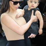 Keine Kompromisse: Das schwarze Abendkleidchen von North West passt genau zum stretchy Outfit ihrer Mutter Kim Kardashian. Die schwarze Strumpfhose und die schwarzen Schläppchen gehören dazu.