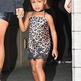 Kim Kardashian scheint der Negligé-Look an ihrer kleinen Tochter zu gefallen: Das Dress mit Leo-Print und Spitze ist allerdings alles andere als geeignet für eine Dreijährige.
