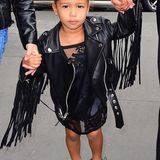 Kim Kardashian scheint North West zu einer kleinen Mini-Kim zu stylen: Ihre Vorliebe für transparente Kleidung lebt der TV-Star auch bei ihrer Tochter aus. So trägt die Kleine ein schwarzes Spitzen-Kleid, das alles andere als bedeckend ist. Kleidet man so sein dreijähriges Kind?
