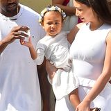 Ausnahmsweise in Weiß: Im schlichten weißen Kleidchen und hellbraunen Leder-Sandalen besucht die kleine North West mit ihren Eltern Kanye West und Kim Kardashian, ebenfalls ganz in Weiß, einen Oster-Gottesdienst. Besonders niedlich ist aber ihr frühlingshafter Blumenkranz im Haar.