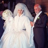 Glitzerkrone, schneeweiße Fell-Jacke und ein vor der Kälte geschützter Blumenstrauß: Passend für eine Winterhochzeit sah Céline Dion bei ihrer Hochzeit mit dem kürzlich verstorbenen René Angelil im Dezember 1994 aus wie eine Schneekönigin.