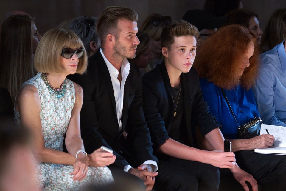 Volle Konzentration für die Show von Victoria Beckham zeigen Vogue-Chefin Anna Wintour, David Beckham und Sohn Brooklyn. Die Geschwister Harper, Cruz und Romeo Beckham sind diesmal nicht mit dabei.