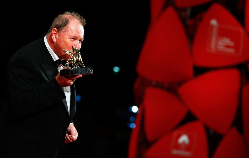 Roy Andersson küsst seinen Goldenen Löwen.