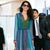 Gute Masche: Bei ihrer Ankunft in Tokio zeigt sich Amal Clooney nicht nur mit einem strahlenden Lächeln, sondern auch im schicken Häkelkleid in Meeresfarben von Missoni.