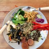 Sie hat bereits zwei Bücher ("The Kind Diet" und "The Kind Mama") über vegane Ernährung veröffentlicht und versorgt sorgt ihr Söhnchen Bear Blu mit rein pflanzlicher Nahrung.