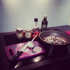 "Gesunde Ernährung steht bei mir ganz oben auf der Liste, denn der Spruch 'man ist, was man isst' ist meiner Meinung nach mehr als wahr. Deshalb wird im Hause Fischer immer gesund, frisch und überwiegend vegan gekocht", so Cathy weiter.