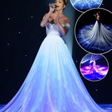 Pailletten und Glitzer reichen Jennifer Lopez für den absoluten Wow-Effekt nicht mehr aus. Sie setzt bei ihrer "Feel The Light"-Performance bei American Idol auf Lichtinstallationen und Galaxie-Projektionen, die ihr Kleid optisch mit dem Boden verschmelzen lassen. Doppelt Wow!
