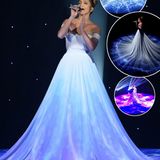 Pailletten und Glitzer reichen Jennifer Lopez für den absoluten Wow-Effekt nicht mehr aus. Sie setzt bei ihrer "Feel The Light"-Performance bei American Idol auf Lichtinstallationen und Galaxie-Projektionen, die ihr Kleid optisch mit dem Boden verschmelzen lassen. Doppelt Wow!