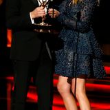 Bryan Cranston nimmt die Auszeichnung von Julia Roberts entgegen.