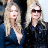 Top-Models unter sich: Cara Delevingne und Kate Moss zeigen sich gemeinsam bei der Show von Burberry. Erst im Frühjahr haben die zwei für eine Kampagne des Labels zusammen vor der Kamera gestanden.