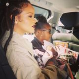 Majesty macht ihrer Tante Rihanna starke Konkurrenz in Sachen Coolness. Ganz lässig springt sie mit Sonnenbrille auf der Nase ins Auto und macht sich auf ihrem Schoß bequem.