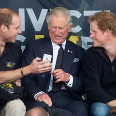 Was da wohl auf dem Handy zu sehen ist? William, Charles und Harry amüsieren sich jedenfalls prächtig.