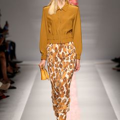 Das Publikum von Max Mara wurde von Retro-Prints und extravaganten Accessoires begeistert.