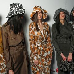 Im Backstage-Bereich von Max Mara warteten die Models fertig gestylt auf ihren Einsatz. Die It-Pieces der Kollektion: gemusterte Hüte, die perfekt zum Outfit passen.