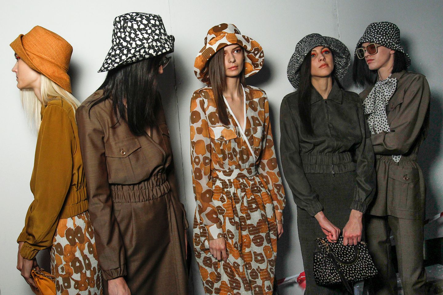Im Backstage-Bereich von Max Mara warteten die Models fertig gestylt auf ihren Einsatz. Die It-Pieces der Kollektion: gemusterte Hüte, die perfekt zum Outfit passen.