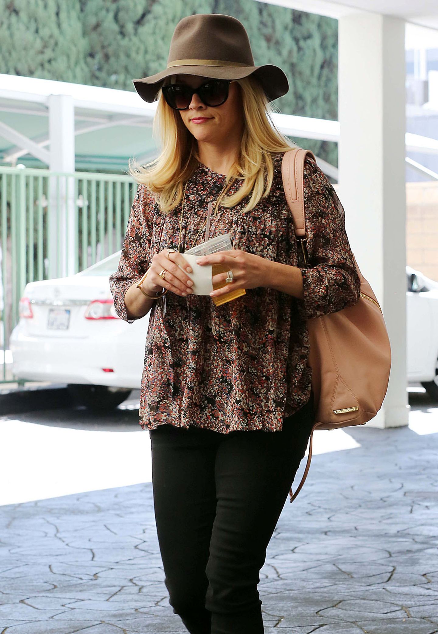 Hollywoods Sonnenschein: Egal, wo Reese Witherspoon sich Blicken lässt - mit ihrer sympathischen Art und ihrem Gespür für Mode gilt sie als eine der sympathischsten Celebrities. Ihr legeres Outfit peppt die 38-Jährige mit zur Bluse abgestimmten Accessoires auf.