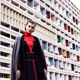 Schicht für Schicht. klassischer Ripp-Rolli in Knallrot, von Riani, und schwarzes Kleid mit roten Lederpaspeln, von Prada. Darüber ein langer Strick-Cardigan in dunklem Anthrazit, von René Lezard, und ein hellgrau melierter Cardigan von Acne Studios. Ringe von Vitamin D Jewellery