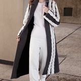 Den lieben auch Stil-Puristinnen: wadenlanger Wollmantel in Anthrazit mit dicken wollweißen Strickzöpfen, von Viktor & Rolf. Darunter ein weißer Pulli von René Lezard. Weite Hose von Eddy Anemian by H&M. High-Top-Sneaker von D-Side