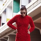 Sieht aus wie Plüsch, ist aber Strick: rotes Minikleid mit Schlaufenstruktur und Ripp-Bündchen, von Au Jour Le Jour. Sonnenbrille von Prada, über www.mytheresa.com