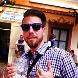 Thomas R., der Bachelorette ist mit Sonnenbrille und einem Maß inkognito unterwegs.