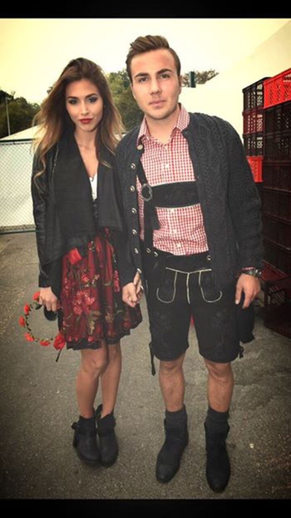 Mario Götze teilt ein Bild von sich und Ann-Kathrin Brömmel auf Facebook und schreibt dazu: "Heute war ich mit Ann-Kathrin, meiner ganzen Familie und der kompletten Mannschaft auf dem Oktoberfest:) Prost!" Mario Götze teilt ein Bild von sich und Ann-Kathrin Brömmel auf Facebook und schreibt dazu: "Heute war ich mit Ann-Kathrin, meiner ganzen Familie und der kompletten Mannschaft auf dem Oktoberfest:) Prost!"