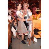 "Gestern haben wir die Mutti gefeiert!" postet Verena Kerth. Claudia Effenberg und Verena amüsieren sich prächtig.
