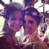Die Schwestern Cathy und Vanessa Fischer mit Blümchen im Haar.