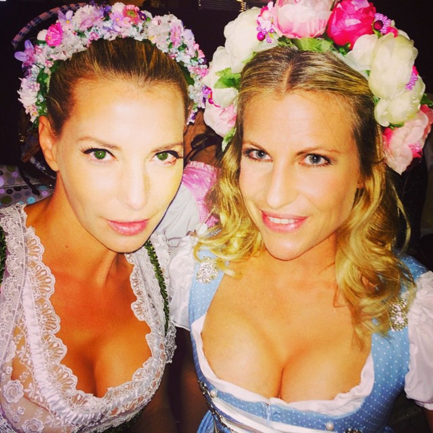 Blumenmädchen auf der Sixt-Damen-Wiesn. Giulia Siegel mit Moderatorin Isabella Müller-Reinhardt.