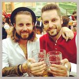 Zwei Junggesellen unterwegs: Tim und Andreas, zwei der Bachelorette-Kandidaten aus der letzten Staffel, feiern gemeinsam in München.