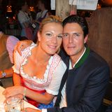 Maria Höfl-Riesch genießt mit ihrem Mann Marcus Höfl die Stimmung im Käferzelt.