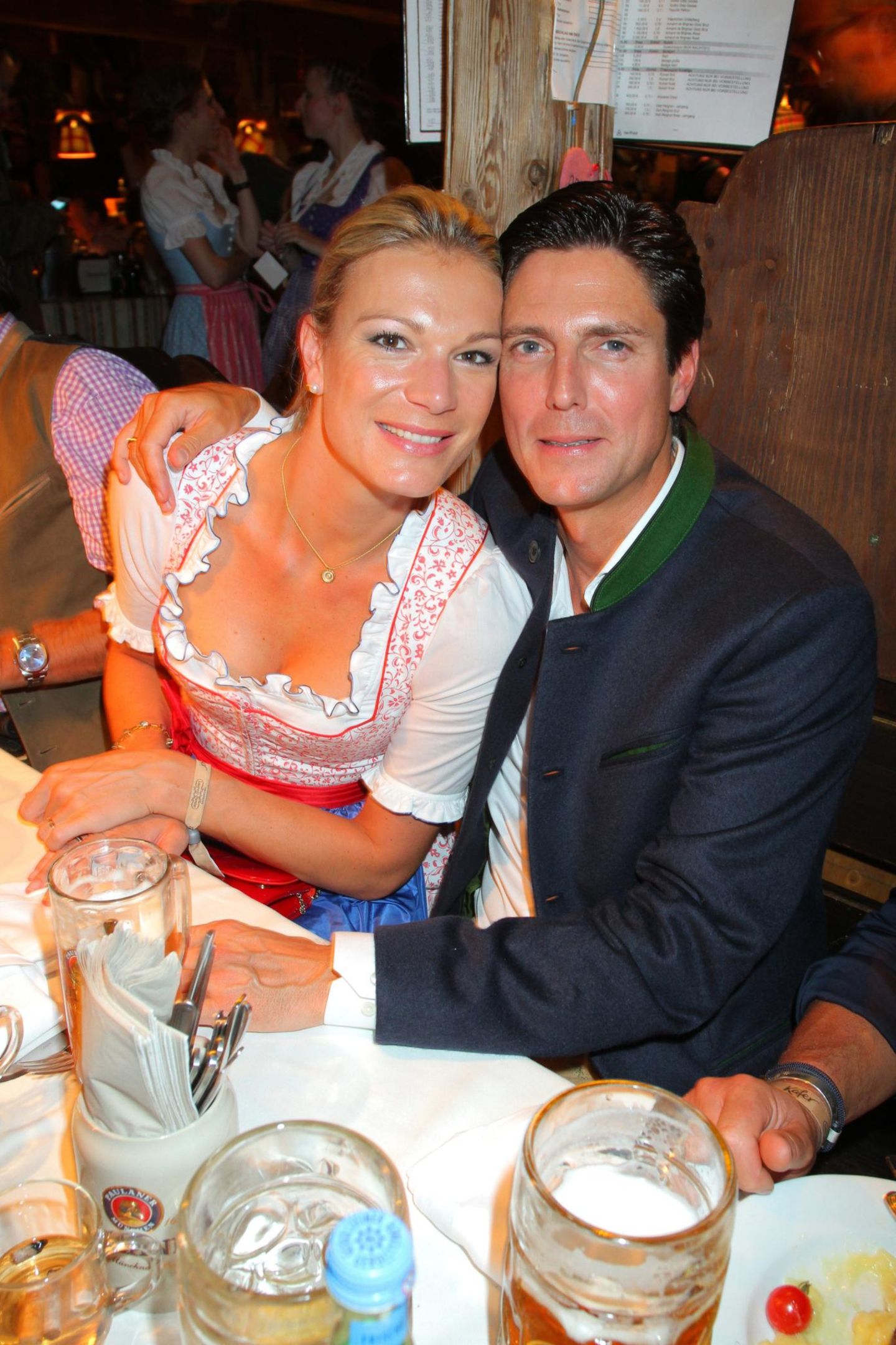 Maria Höfl-Riesch genießt mit ihrem Mann Marcus Höfl die Stimmung im Käferzelt.