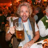 So ein Maß Bier ist ganz köstlich und erfischend, wohl bekomms Thomas Gottschalk.