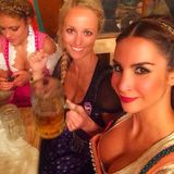 Schöne Aussichten: Sila Sahin und ihre Freundinnen genießen ein kühles Blondes.