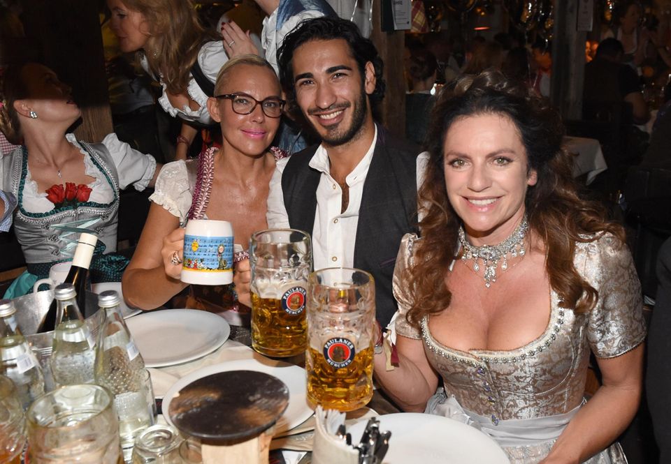 Bitte lächeln! Natascha Ochsenknecht mit ihrem Freund Umut Kekilli und Schauspielerin Christine Neubauer posieren im Käferzelt für die Fotografen.