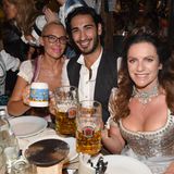 Bitte lächeln! Natascha Ochsenknecht mit ihrem Freund Umut Kekilli und Schauspielerin Christine Neubauer posieren im Käferzelt für die Fotografen.