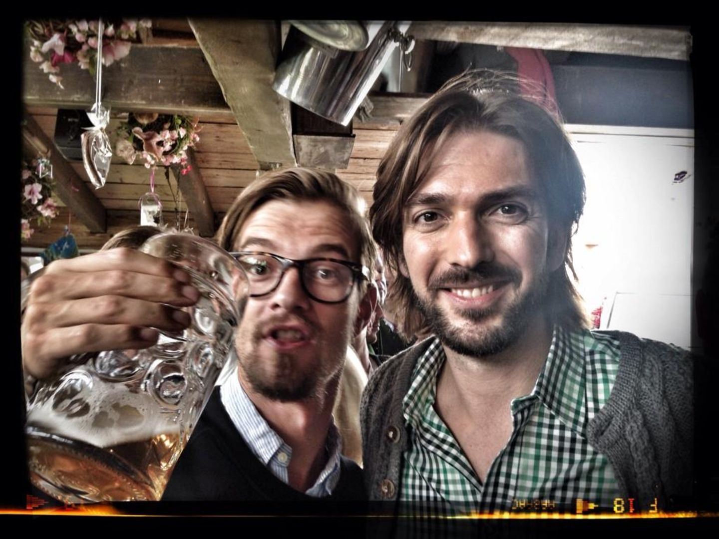 Joko Winterscheidt feiert auf dem Oktoberfest.