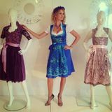 Monica Ivancan posiert beim Dirndl-Shopping mit zwei Schaufensterpuppen.