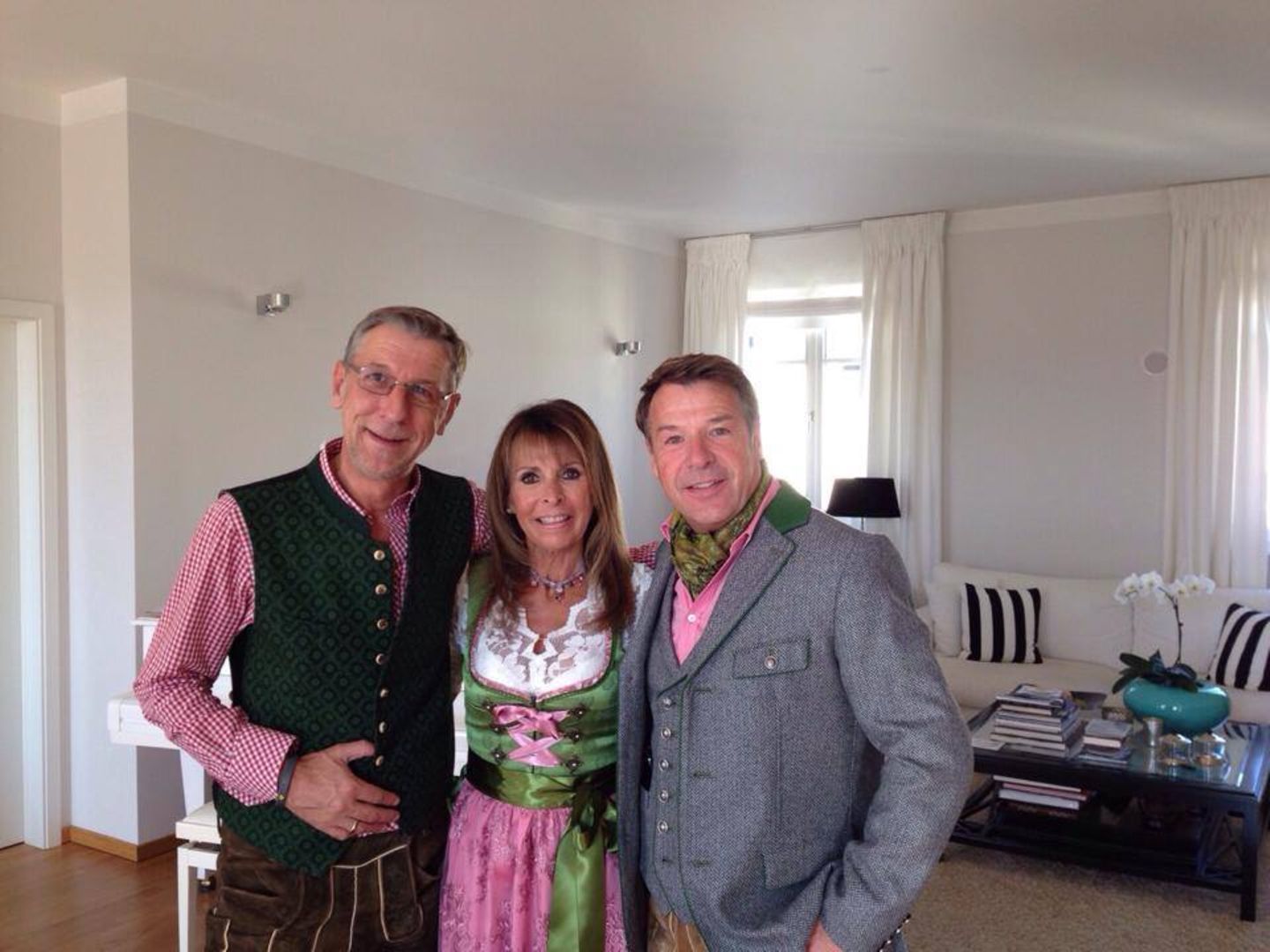 Gleich gehts auf die Wiesn. Patrick Lindner macht mit Sängerin Ireen Sheer und seinem Freund Peter Schäfer ein Foto als Erinnerung.