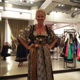 Auf zum Dirndl-Kauf! Für Claudia Effenberg muss es etwas Glitzerndes sein.