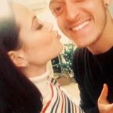 Die On-Off-Beziehung mit Fußballstar Mesut Özil bedeutet für Many Capristo auch vermehrt öffentliches Interesse. Kein Wunder, dass ihr Liebster dann auch mal für einen Instagrampost mit Küsschen herhalten muss.
